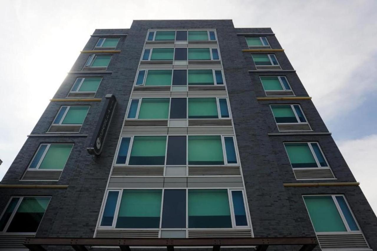 Umbrella Hotel Bronx New York Exterior photo